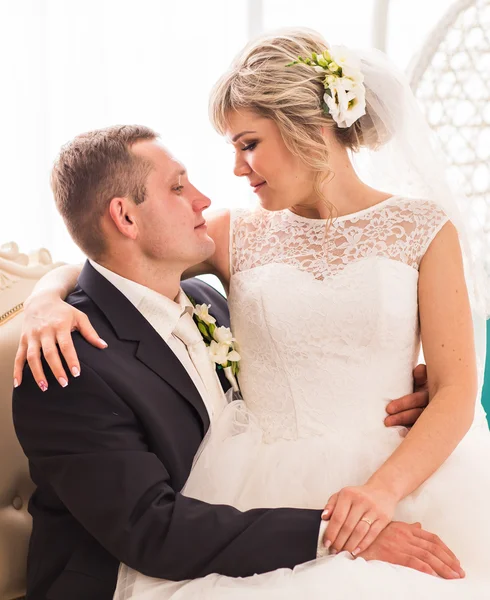 Bruidspaar hand in hand en knuffel. — Stockfoto