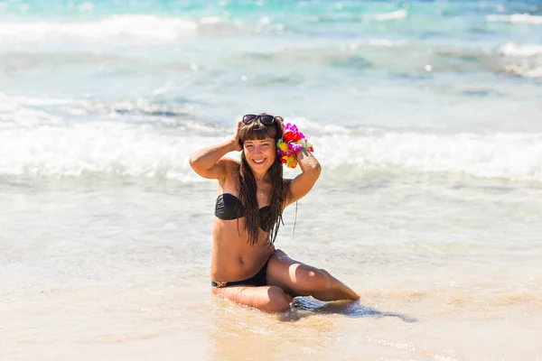 Genç seksi kadın dinlendirici mavi güneşli deniz kenarında bir plajda. Sonsuz yaz konsepti. — Stok fotoğraf