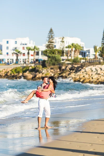 Casal romântico feliz no amor e se divertir ao ar livre no dia de verão, beleza da natureza, conceito de harmonia — Fotografia de Stock