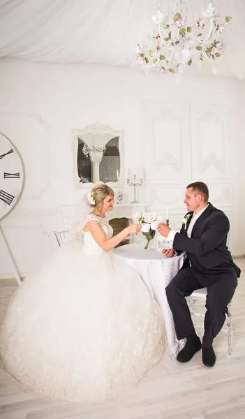 Casamento casal de mãos dadas e abraços. — Fotografia de Stock