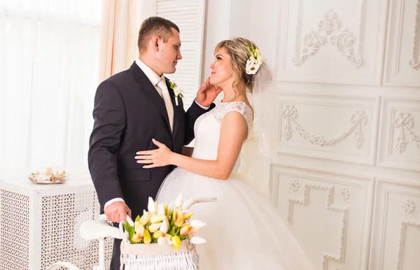 Casamento casal de mãos dadas e abraços. — Fotografia de Stock