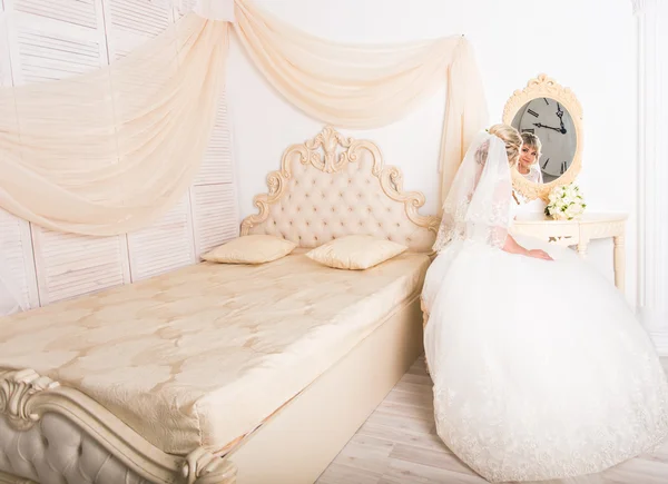 Beautiful bride posing in her wedding day — Stock Photo, Image