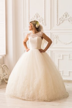 Gelin portresi, düğün makyajı ve saç stili.