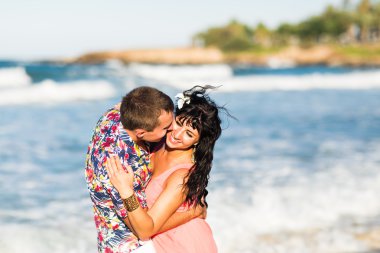 Zevk ve plajda eğlenmek aşık güzel genç Çift