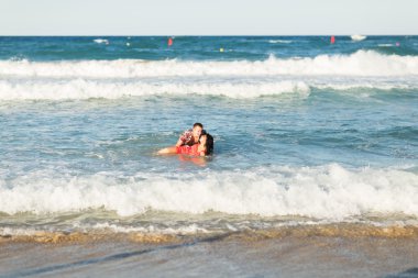Zevk ve plajda eğlenmek aşık güzel genç Çift