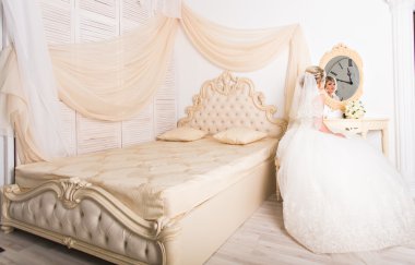 Gelin portresi, düğün makyajı ve saç stili.