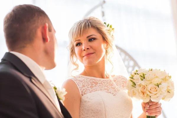 Agradável jovem casal de casamento — Fotografia de Stock