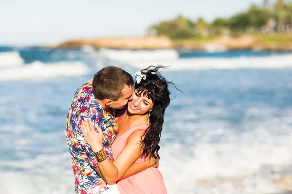 Vackra unga par i kärlek njuta och ha kul på stranden — Stockfoto