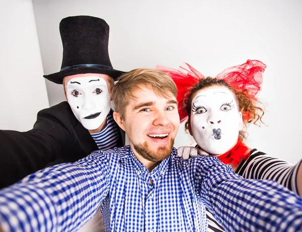 Technologie Internet und Glückskonzept. Junge Männer und Pantomime machen Selfie mit Smartphone-Kamera — Stockfoto