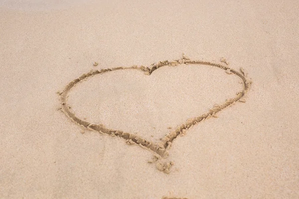 Heart drawing in the sand on a beach — Stock Photo, Image