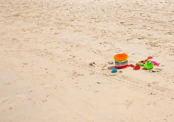Kinderen speelgoed op tropische zand strand — Stockfoto