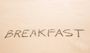 Bir plajda kum üzerinde yazılı Word Kahvaltı