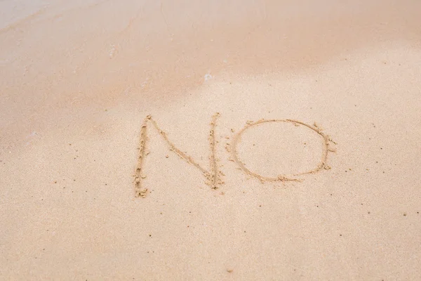 NO hay letrero escrito en arena sobre la textura de la playa fondo soleado. Primer plano. — Foto de Stock