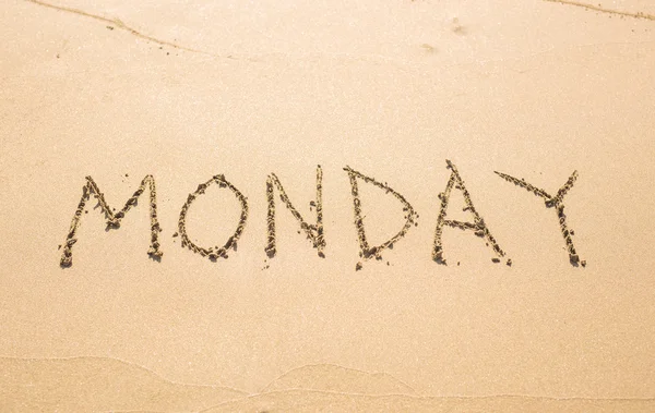 Pazartesi - kum plaj doku, gün hafta serisi üzerinde yazılı. — Stok fotoğraf