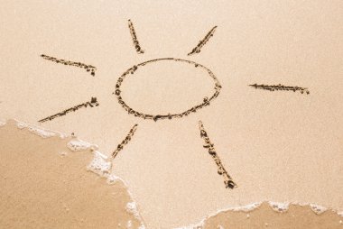 Güneş kum kıyı şeridi üzerinde resimde