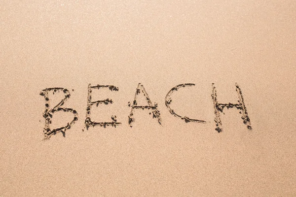 Woord strand geschreven op het zand — Stockfoto