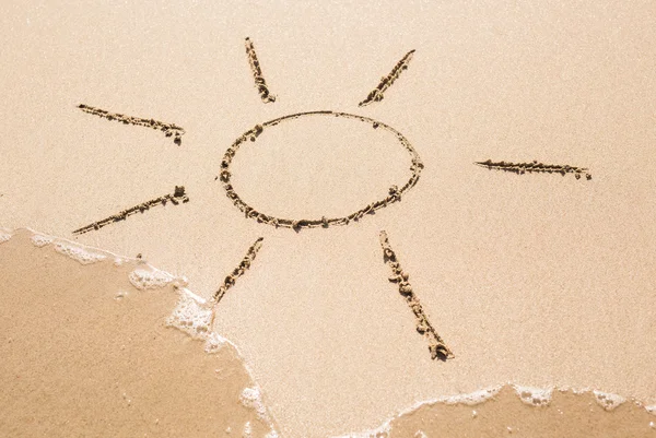 Güneş kum kıyı şeridi üzerinde resimde