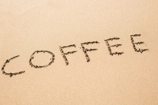 Кофе на песчаном пляже — стоковое фото