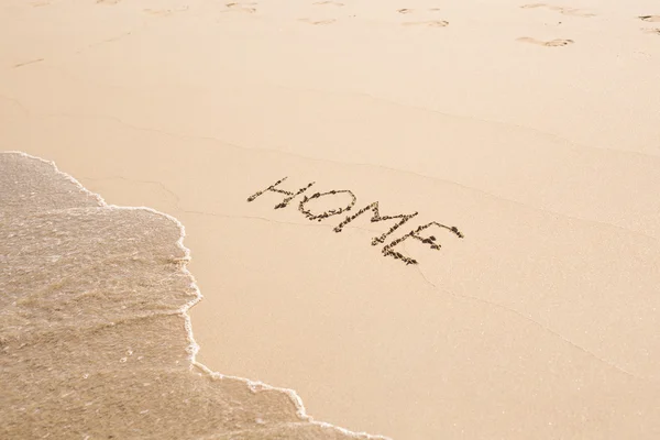 Слово "дом", написанное песком на пляже — стоковое фото