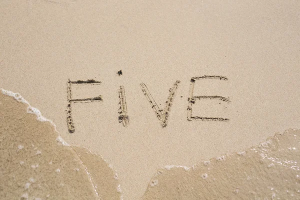 Nummer fem. Sand alfabetet: siffror. Begreppet holiday bakgrund. — Stockfoto