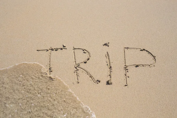 Geschreven woorden reis op zand van het strand — Stockfoto