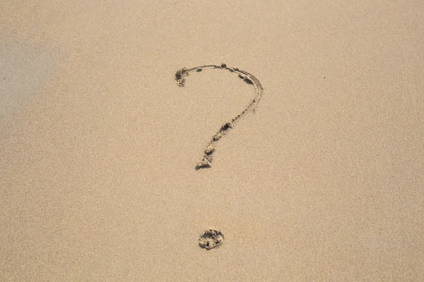 Question mark drawn on the sand of a beach — Stock Photo, Image