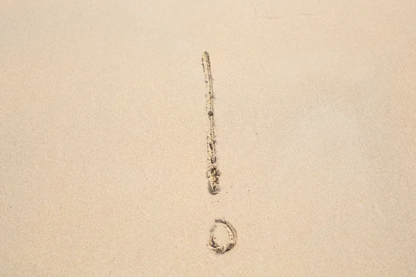 Exclamation mark symbol written on sand. Summer beach background — Stock Photo, Image