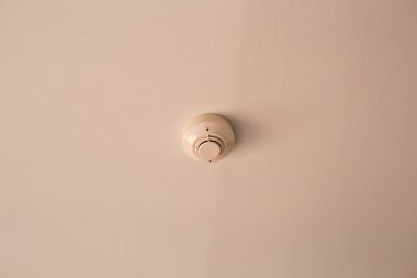 duman dedektörü tavan üzerinde