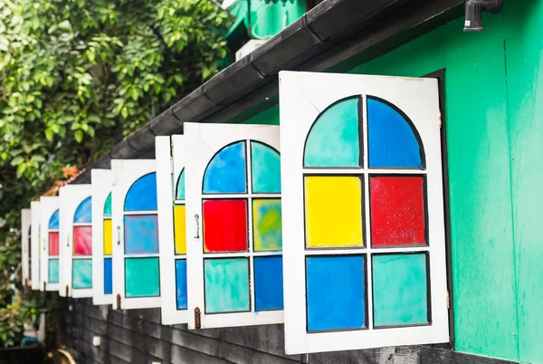 Ventanas azules, rojas, verdes, naranjas — Foto de Stock