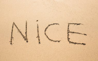 Güneşli yaz plaj kum üzerine yazılmış güzel sözler