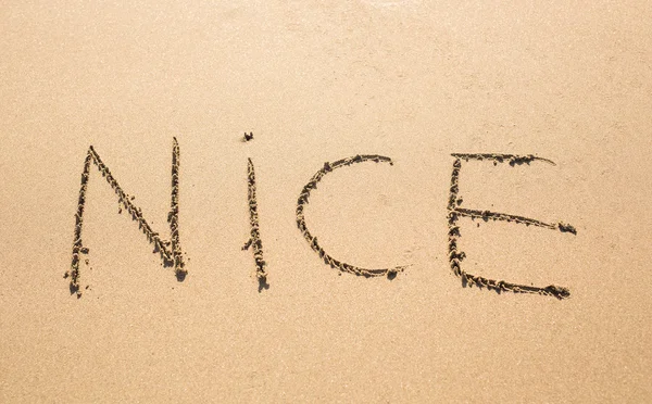 Güneşli yaz plaj kum üzerine yazılmış güzel sözler