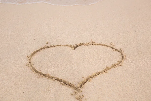 Heart drawn in the sand. Beach background. Top view — Stock Photo, Image
