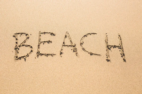 Woord strand geschreven op het zand — Stockfoto