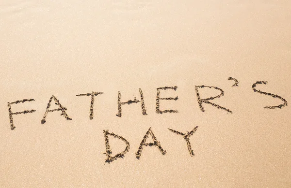 День отцов, написанный от руки на песчаном пляже — стоковое фото
