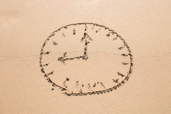 Conceito de tempo - Imagem de um relógio na praia arenosa . — Fotografia de Stock