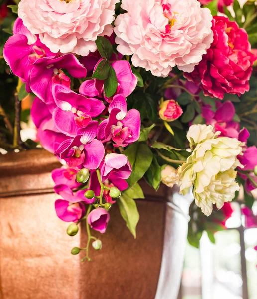 Delicado hermoso ramo de rosas, orquídeas y otras flores. Primer plano. . —  Fotos de Stock
