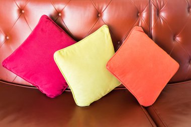 Rahat kanepe yastık ile. Oturma odası iç ve ev dekor kavramı