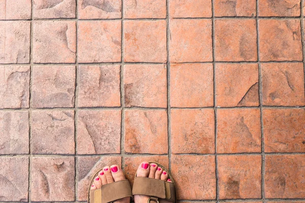 Fötterna selfie från övre syn på en kvinna resenär i sandal under en turné resa runt om i världen. Turist ta ett foto av hennes egna ben. — Stockfoto