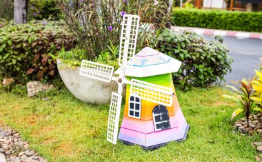 Dekoratif ahşap fırıldak bahçede. Oyma Sanatı. Mimari öğesi.