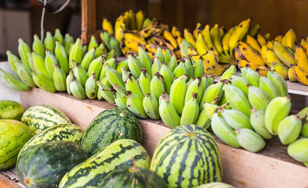Mercado de frutas con varias frutas y verduras frescas de colores — Foto de Stock