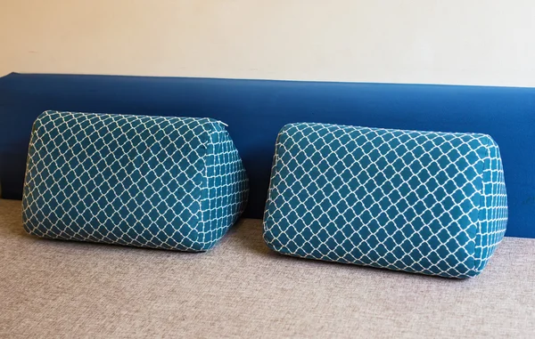 Útulné gauč s polštáři. Obývací pokoj dekor interiéru a domácí koncept — Stock fotografie