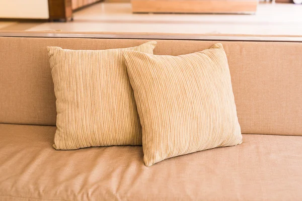 Acogedor sofá con almohadas. Salón interior y decoración del hogar concepto —  Fotos de Stock