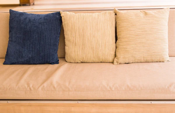 舒适的沙发上，用枕头。客厅室内和家居装饰概念 — 图库照片