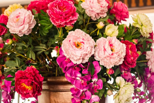 Delicado belo buquê de rosas, orquídeas e outras flores. Fechar. . — Fotografia de Stock