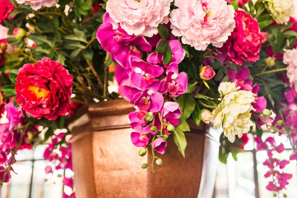 Delicado belo buquê de rosas, orquídeas e outras flores. Fechar. . — Fotografia de Stock