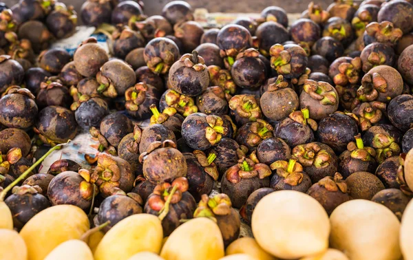 Mangostán fresco para la venta en un mercado al aire libre . — Foto de Stock