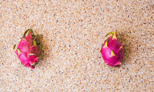 Vergrote weergave van verse rijpe dragon fruit Pitaya. Voedsel concept met kopie ruimte. — Stockfoto
