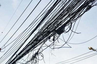 Dağınık elektrik teknolojisi açık hava açık havada Asya şehirler Tayland - ele geçen fiber optik kablolar