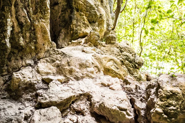La cueva en la roca — Foto de Stock