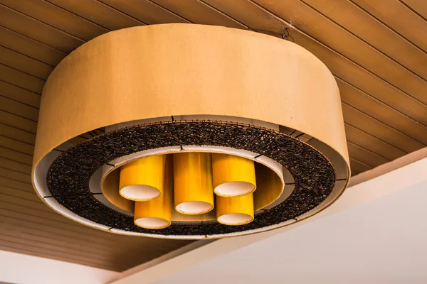 Bir kafede büyük avize lamba — Stok fotoğraf